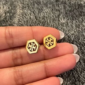 TORY BURCH. GOLD EARRINGS.